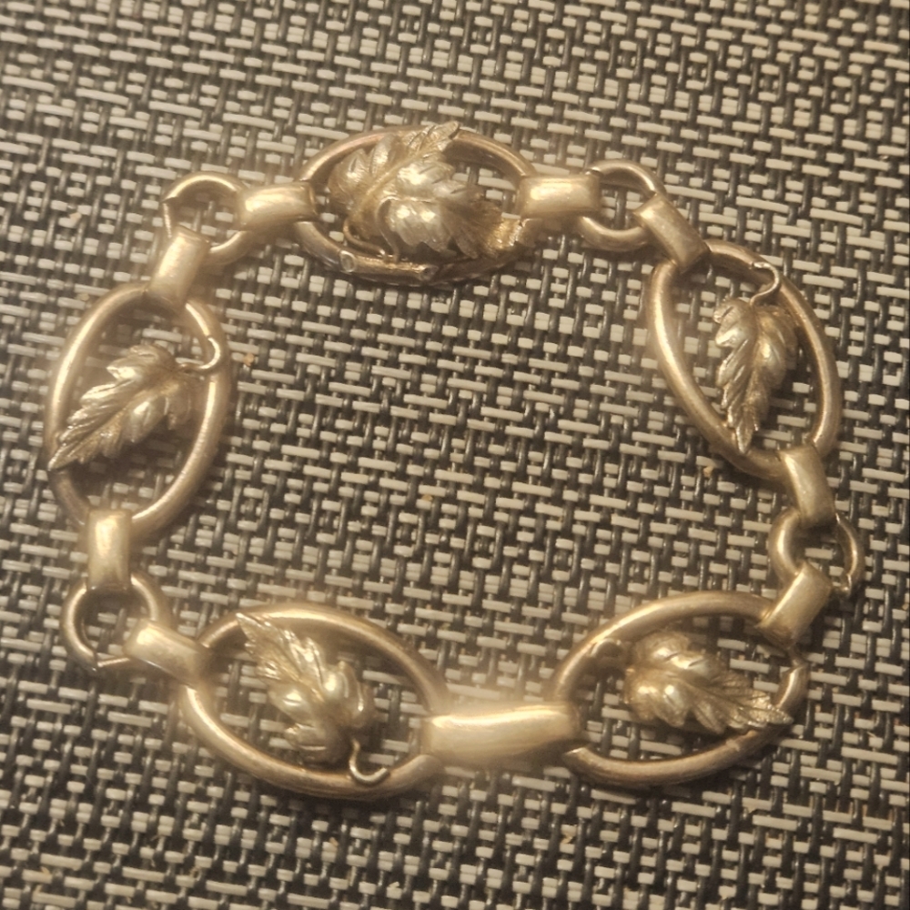 VTG WELLS STERLING&14K GORGEOUS BRACELET.SCULPTURAL LEAVES ON TOP OF OVAL LINKS♡